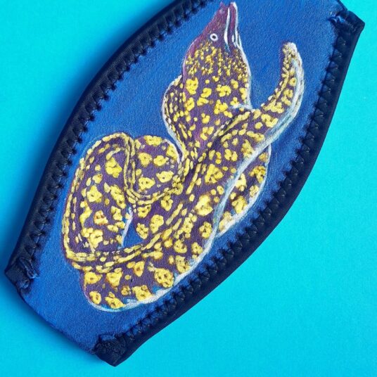 Vistamare, portafoglio con stampa gecko giallo su sfondo blu.