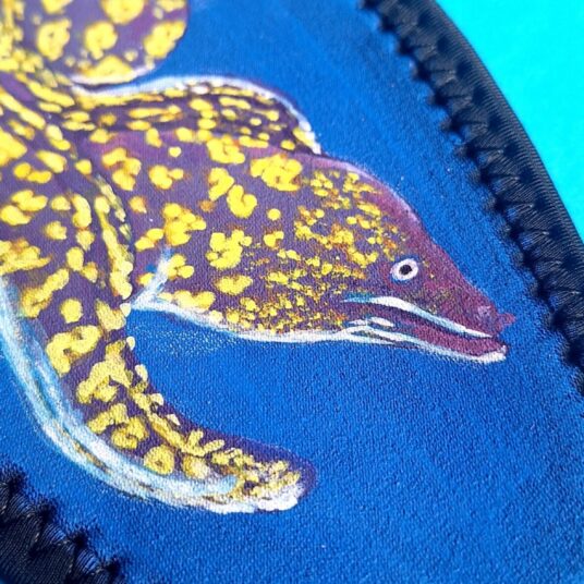 Vistamare, sacca con stampa di un'anguilla gialla su sfondo blu, accessorio nautico elegante e funzi.